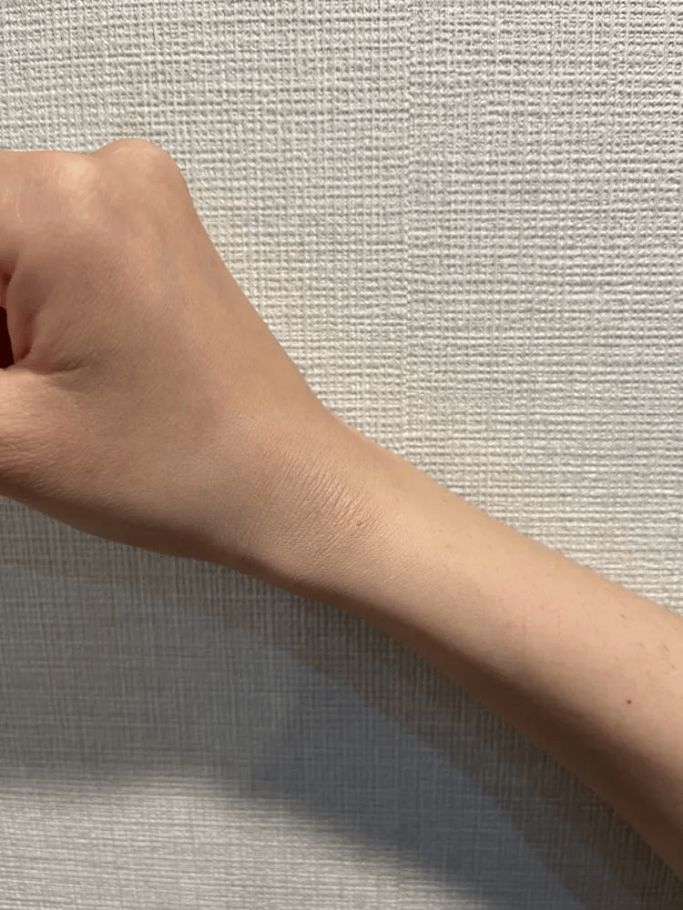 NARS「ライトリフレクティングセッティングパウダー プレスト N(05555 FOG)」腕に塗ったところ