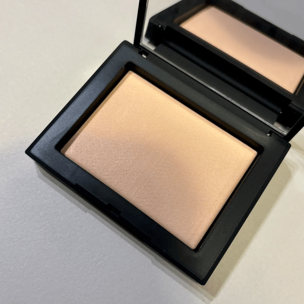 NARS「ライトリフレクティングセッティングパウダー プレスト N(05555 FOG)」中身 りんちゃんさん