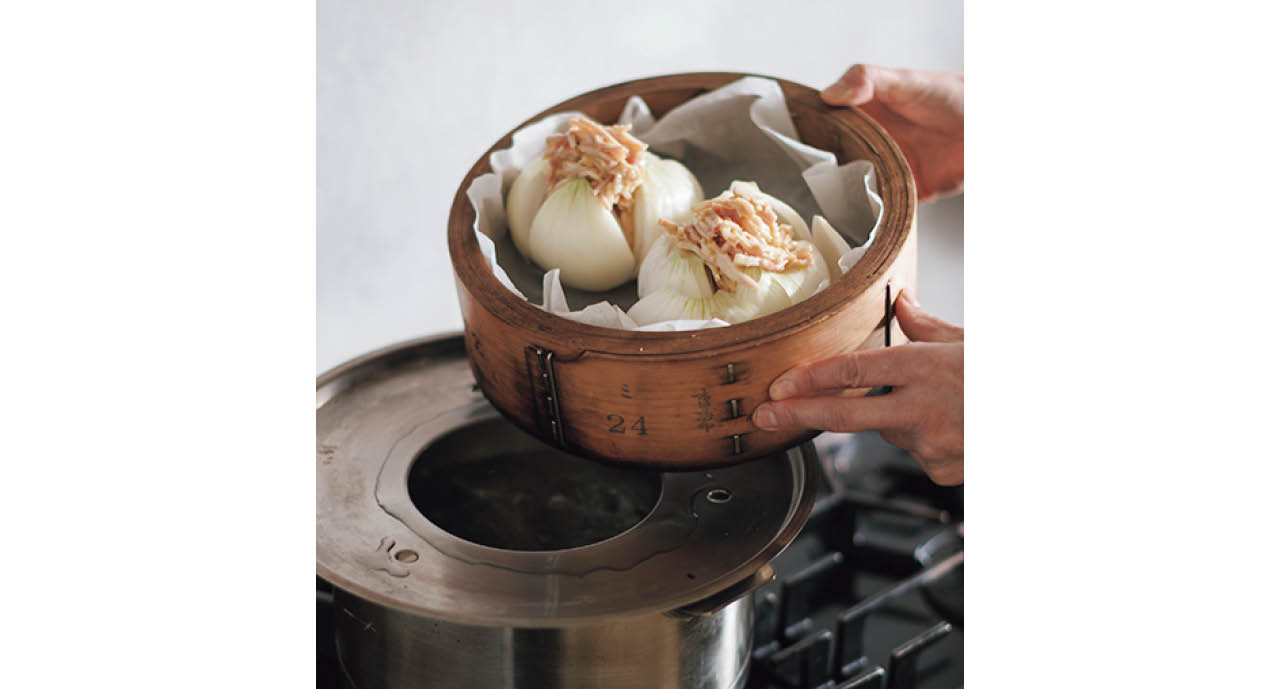 鍋に湯を沸かし、せいろをのせて蒸す