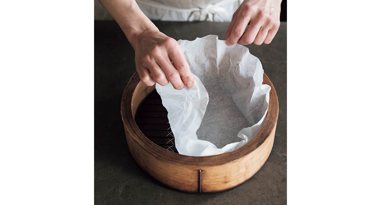 せいろの底をぬらし、オーブンシートを敷く