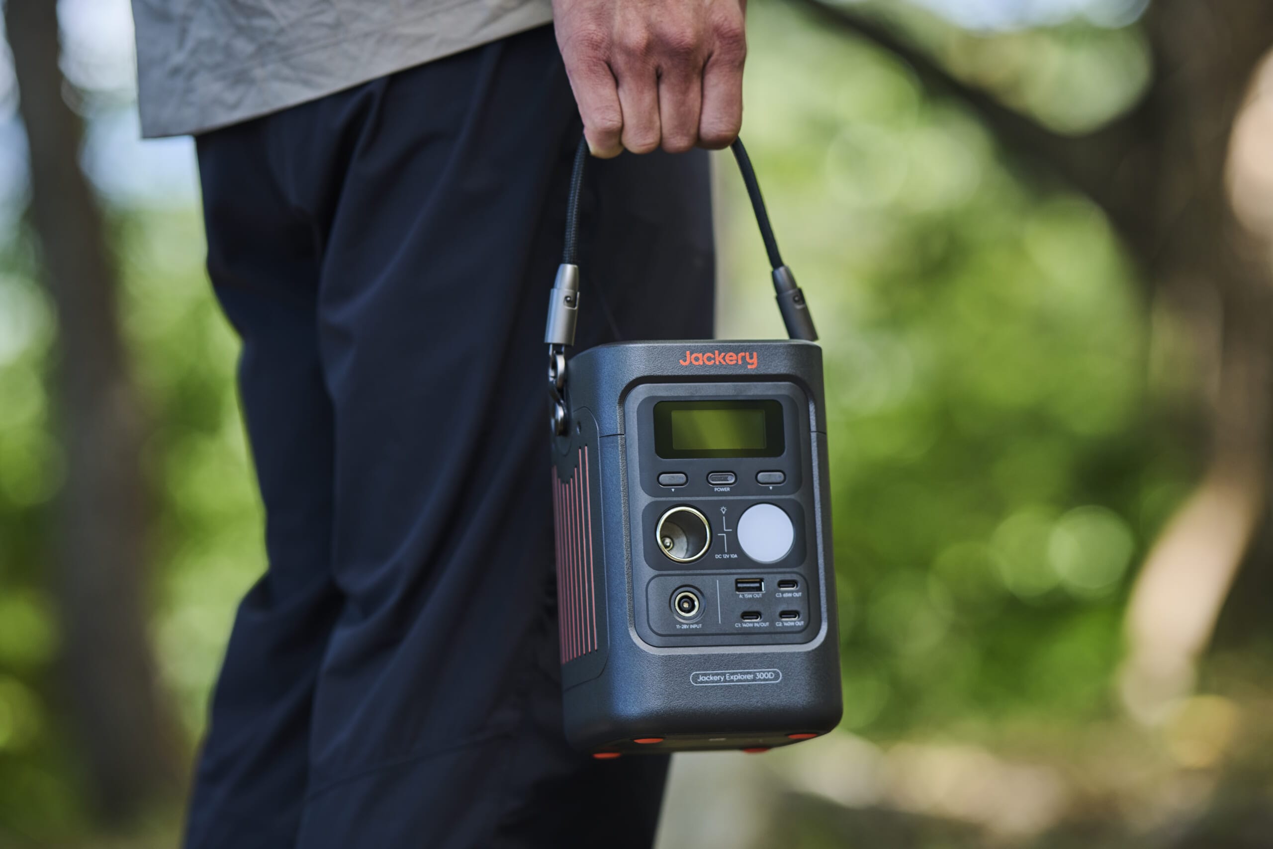 Jackeryポータブル電源300Dを手に提げたところ