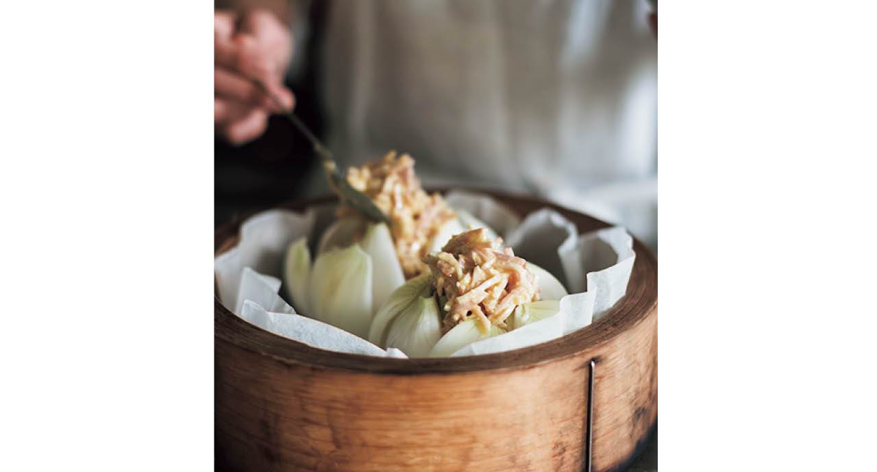 肉や魚、調味料などを上に