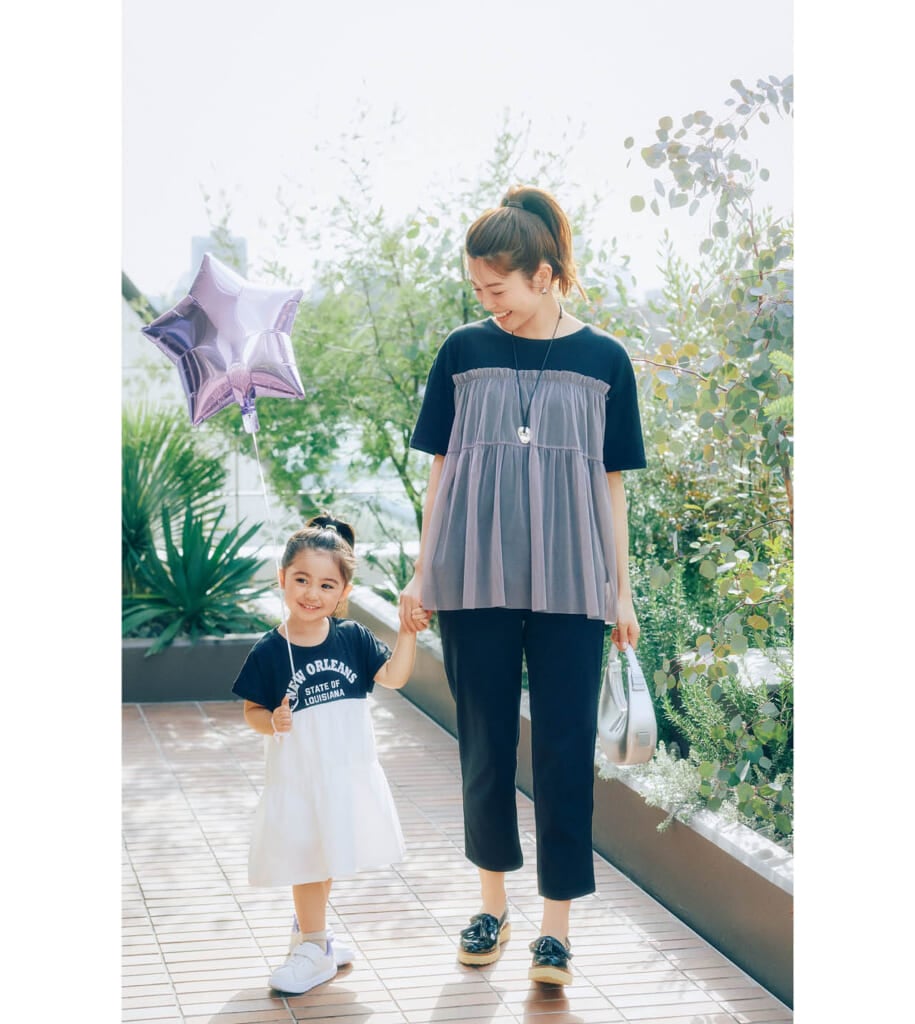 垣内彩未さんとエーセイラさんの西松屋のトップスとパンツのコーデ