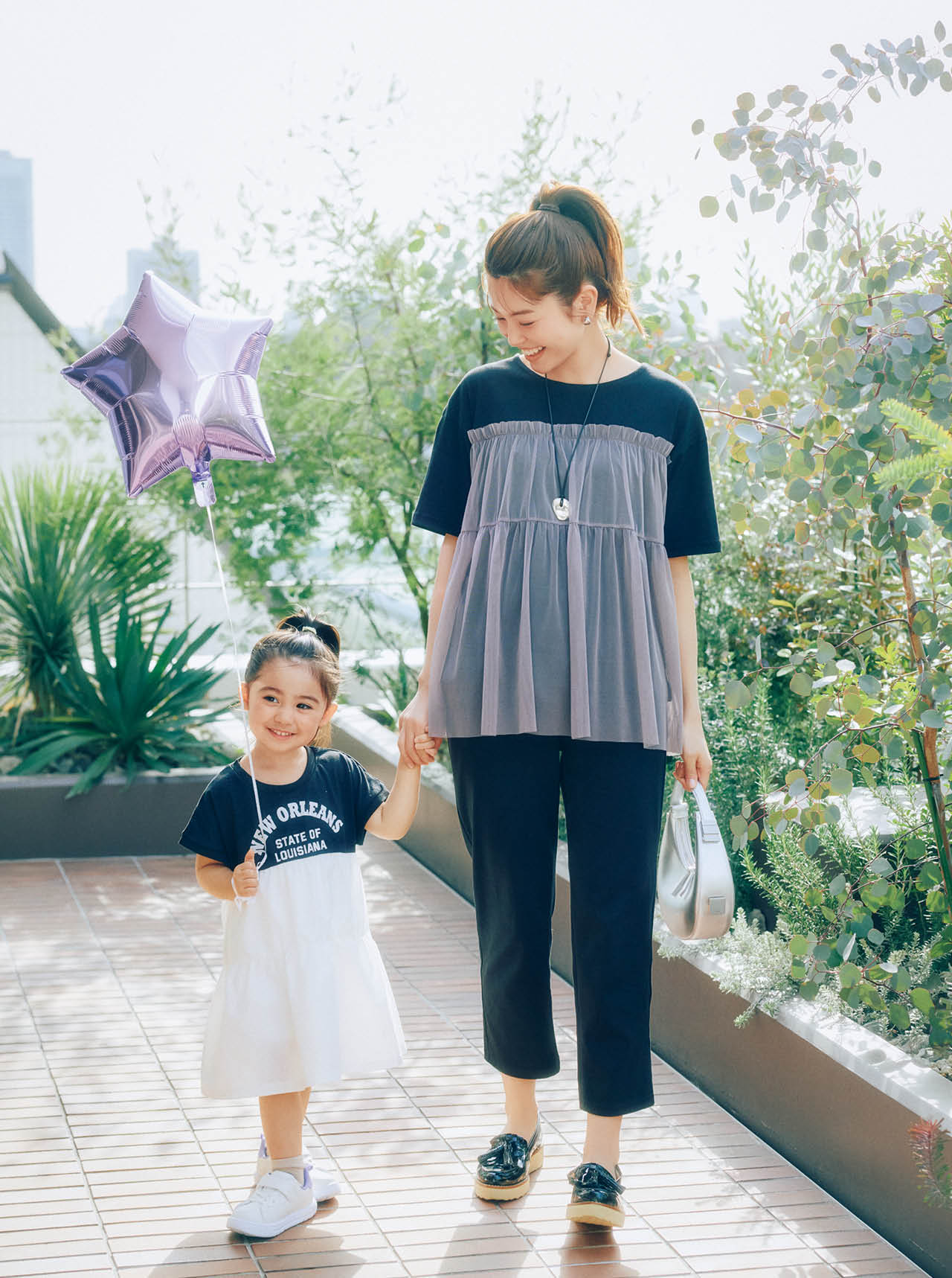 垣内彩未さんとエーセイラさんの西松屋のトップスとパンツのコーデ