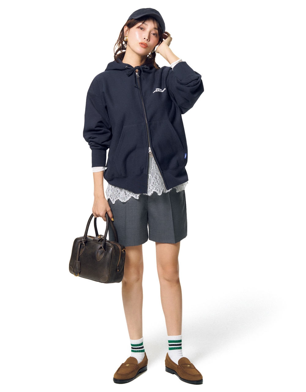 【NICE WEATHER（ナイスウェザー）】のロゴパーカコーデ 蛯原友里さん