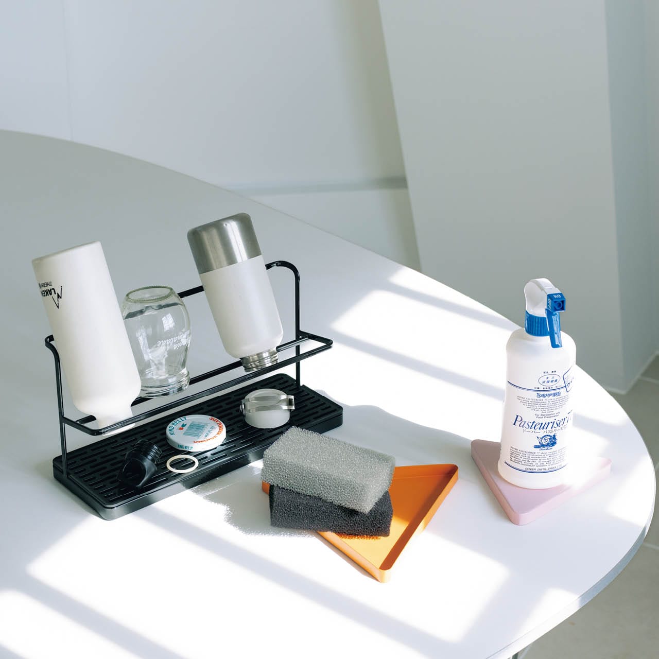 ドーバー酒造 ドーバーパストリーゼ77 500mlスプレーヘッド付き、ダイニチ・コーポレーション サンサンスポンジ モノトーンセット、山崎実業 ワイドジャグボトルスタンド タワー