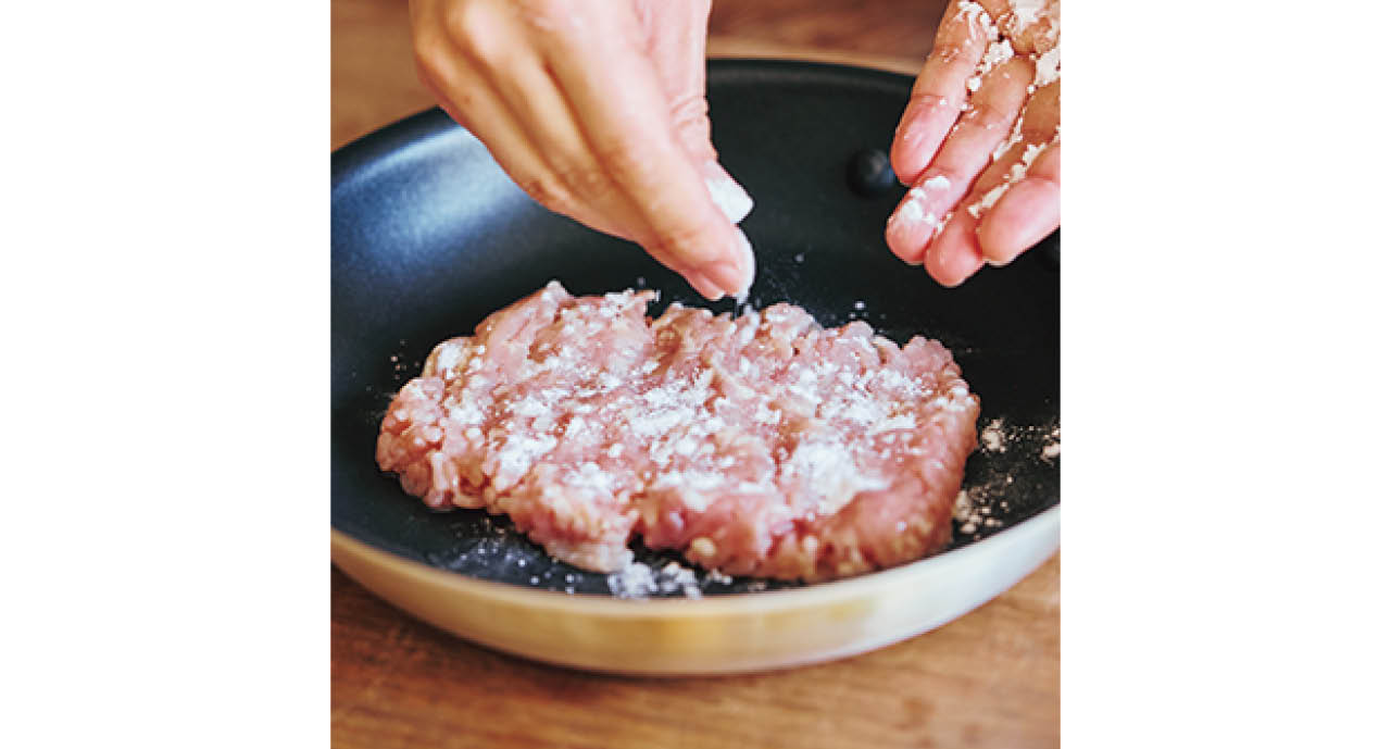 ひき肉はトレーから取り出したかたまりのままフライパンにのせ、指でのばして成形。ボウルいらず、こねる必要もなし。