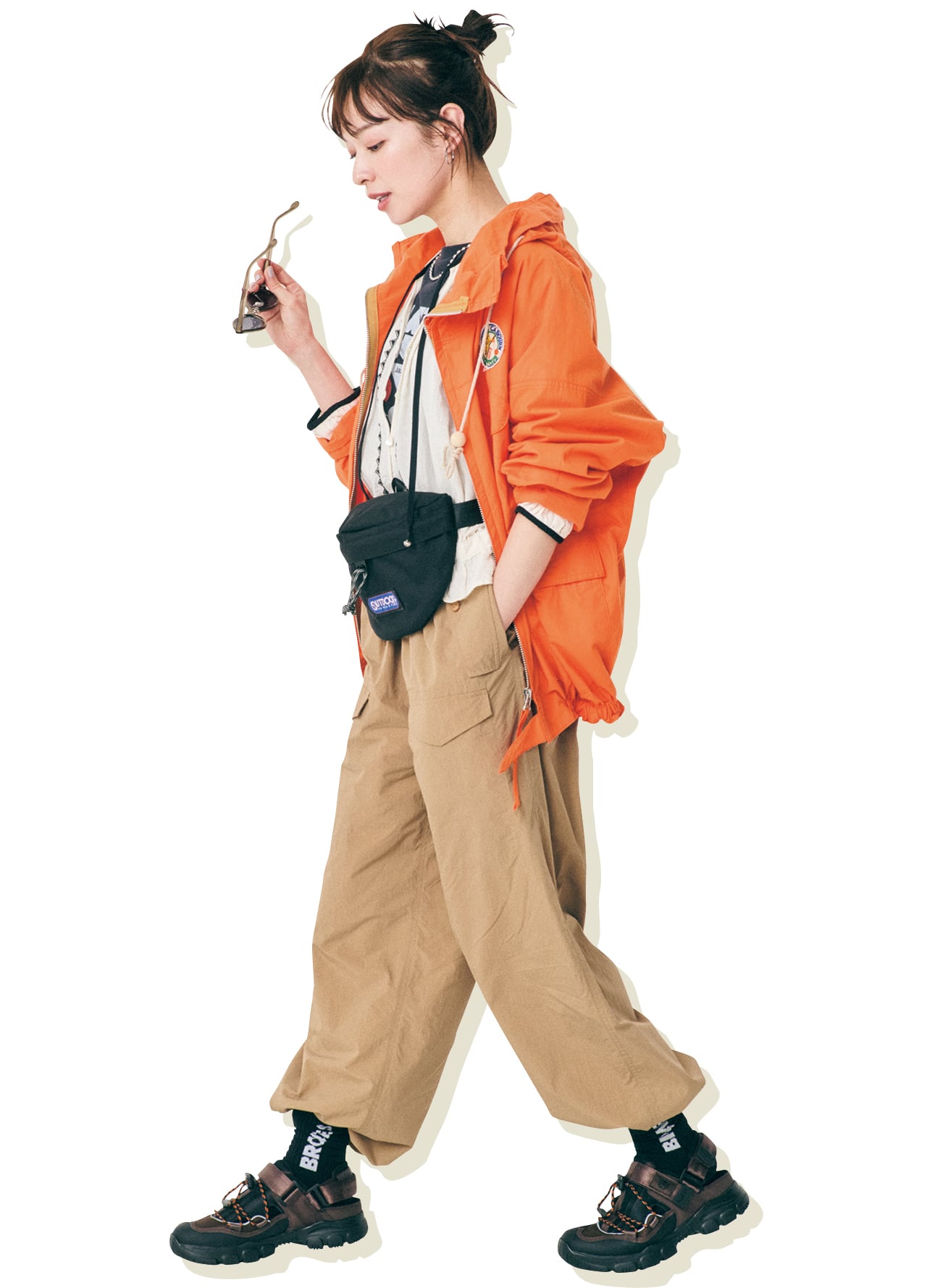 森 絵梨佳さんの厚手ロゴソックス×ボリュームスニーカーのコーデ