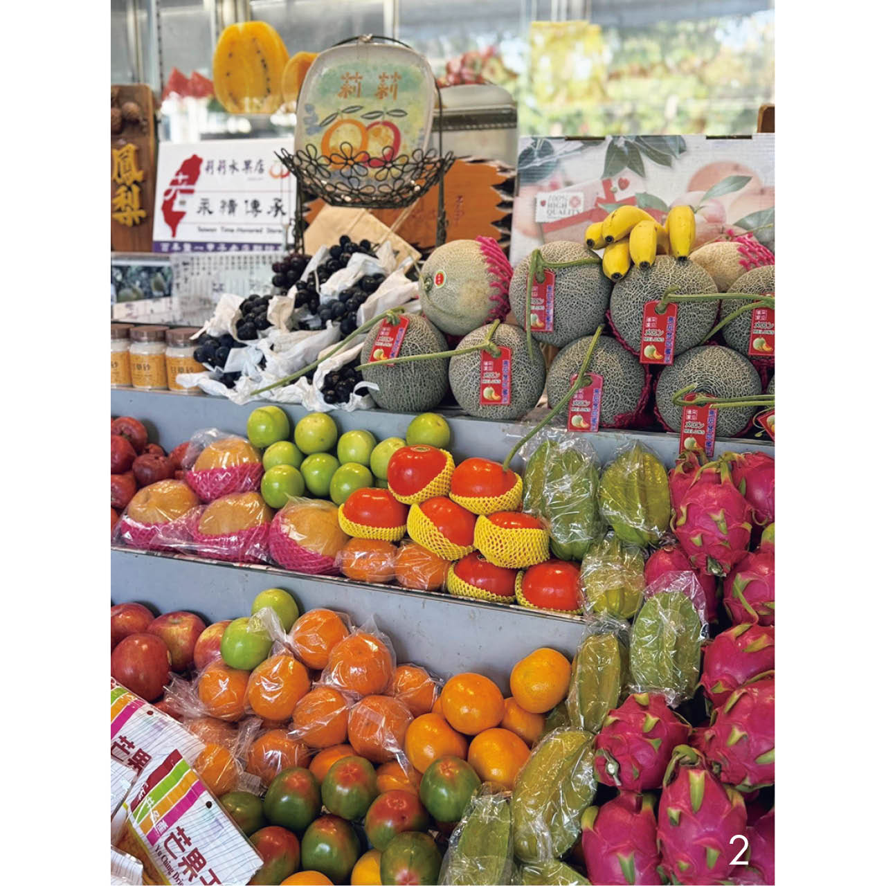 南国のフルーツ店が街のあちこちに。