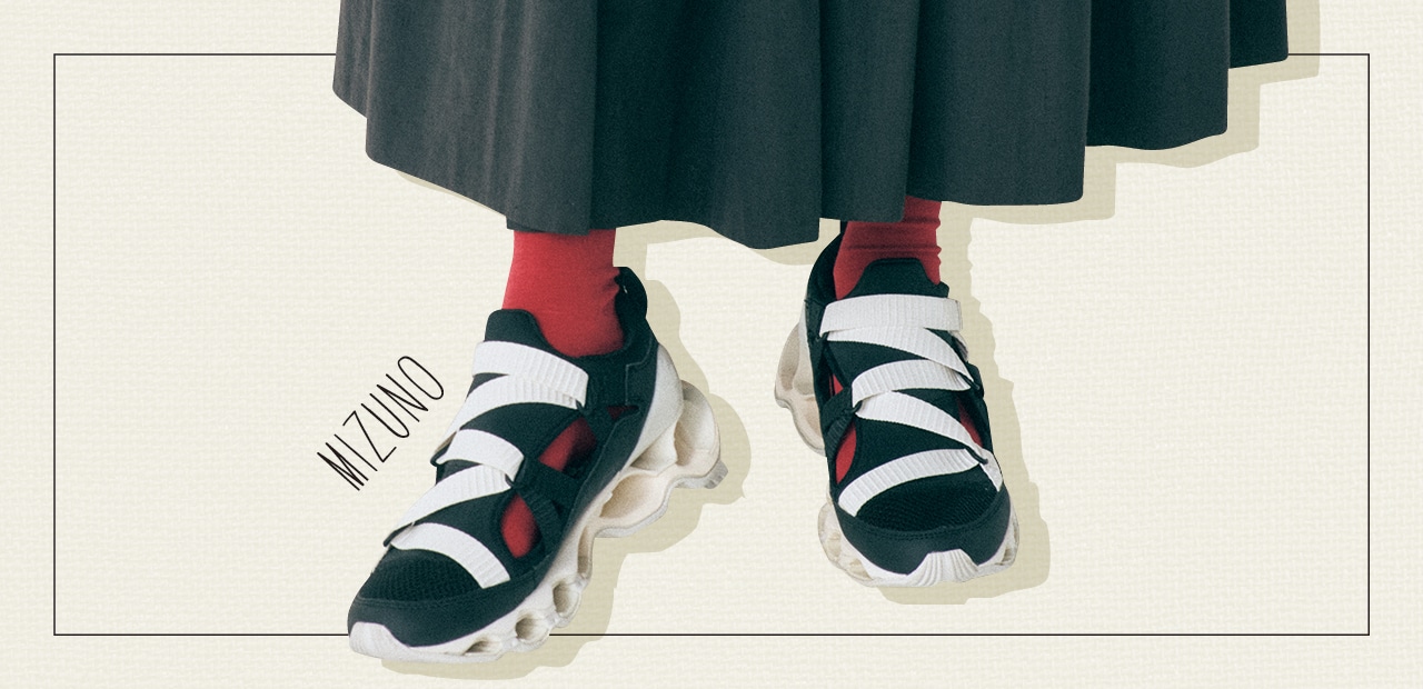 靴［ウエーブ プロフェシー ストラップ］￥20900／ミズノお客様相談センター（ミズノスポーツスタイル）　靴下￥2200／リトルリーグ インク（ブルーフォレ）