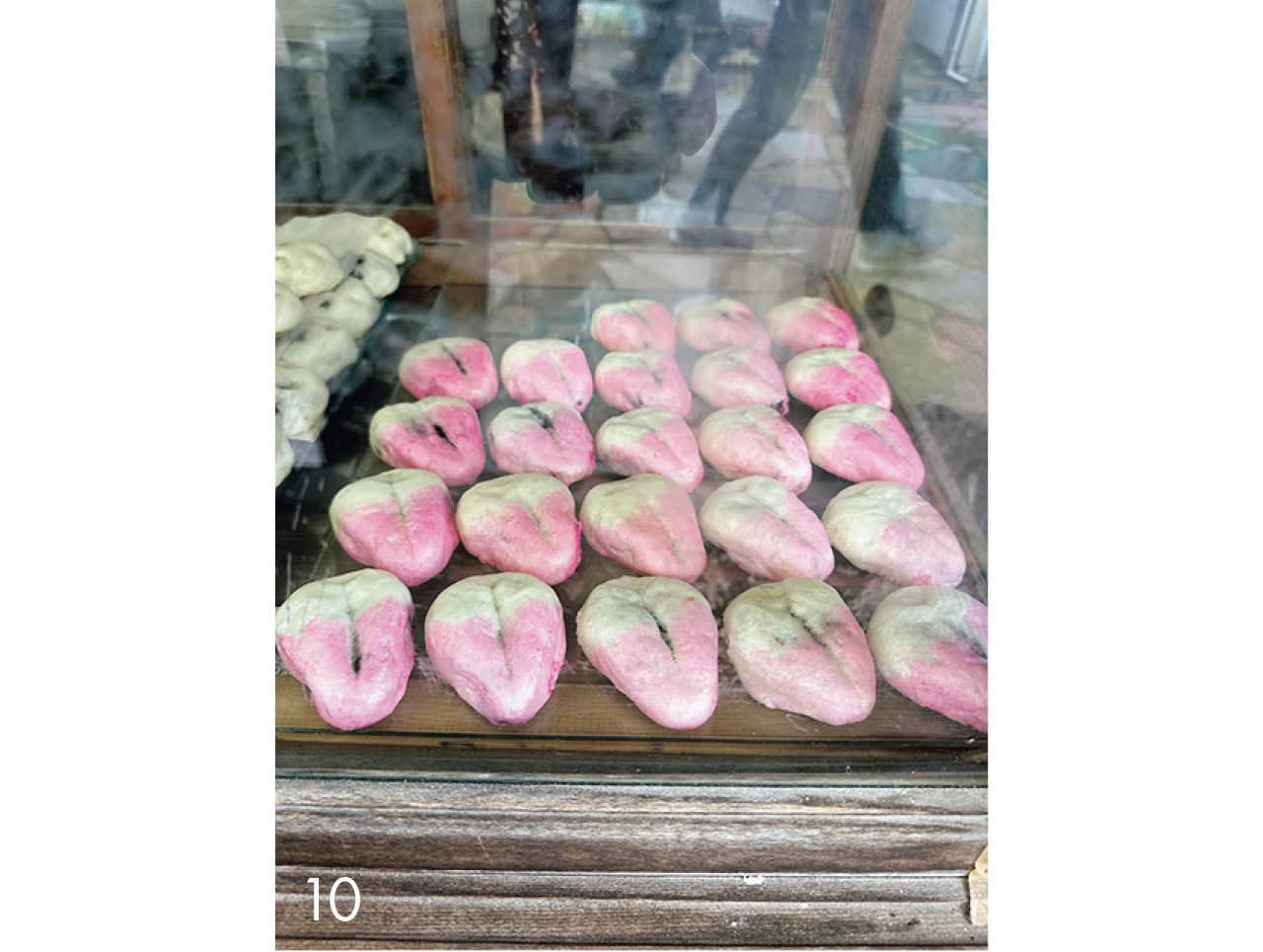 「日之出饅頭店」の名物「桃饅頭」。