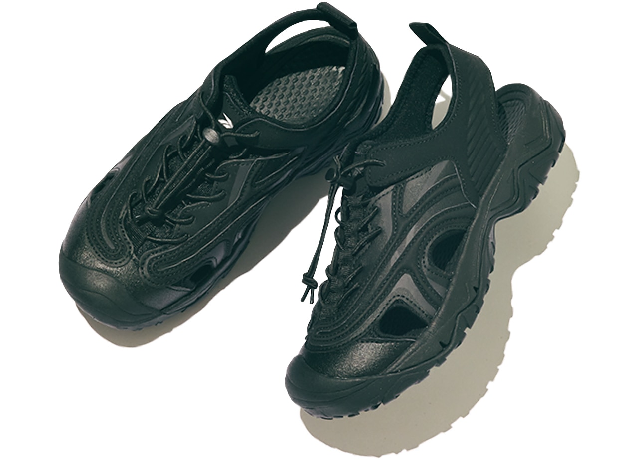 ［スニーカーサンダル ハイフリッパー］￥9990／リーボック