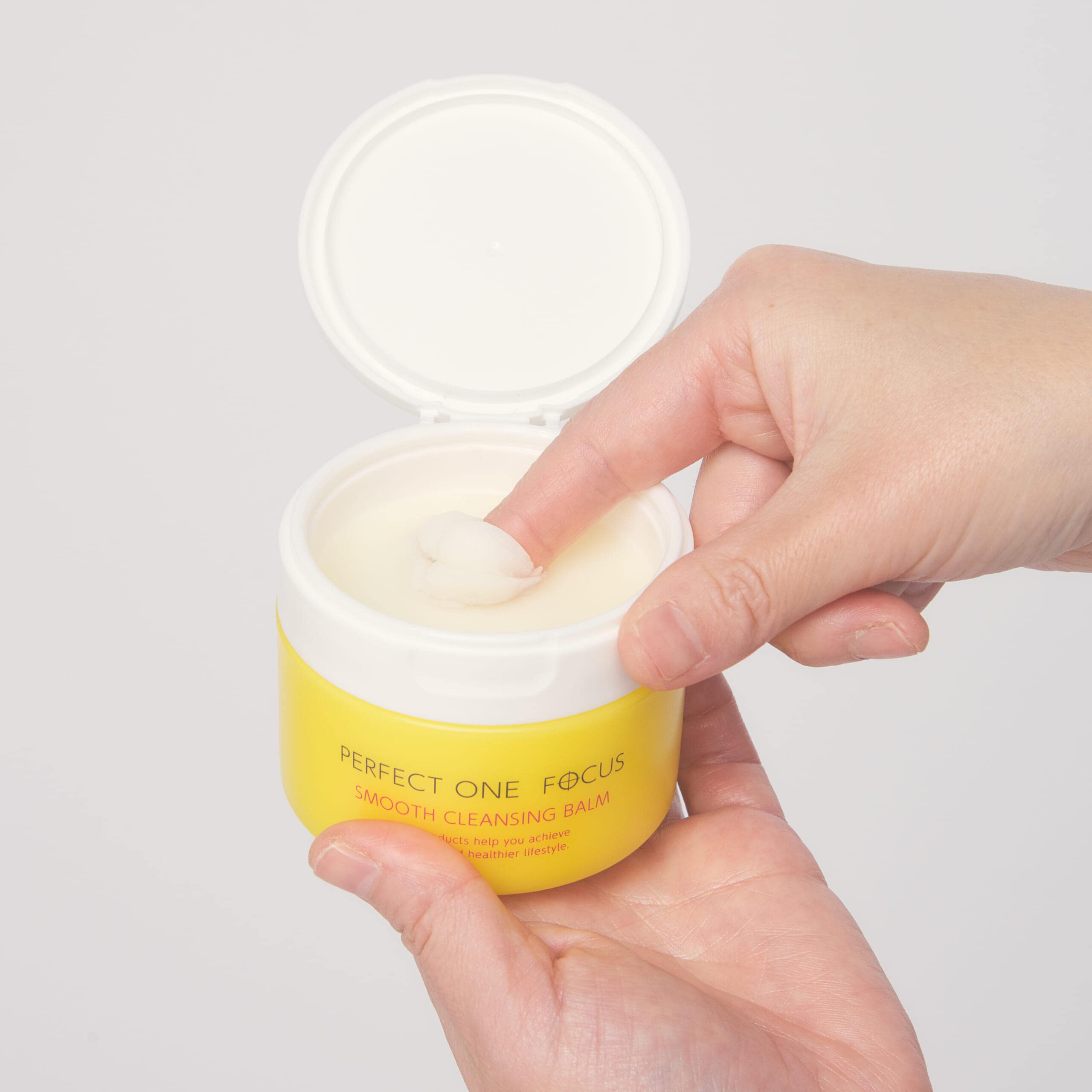 スムースクレンジングバームを手にるところ。