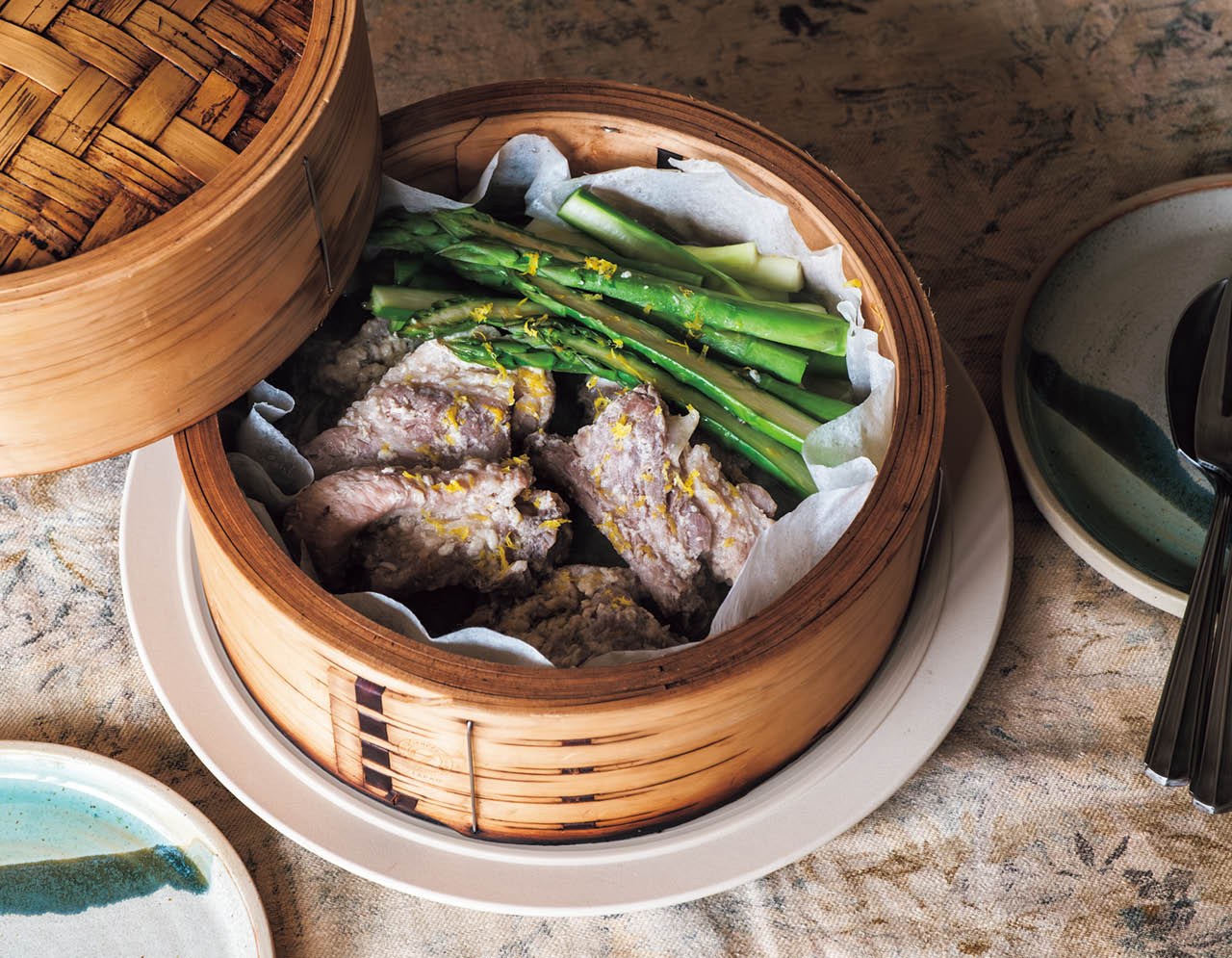 スペアリブとアスパラガスの塩麹蒸し