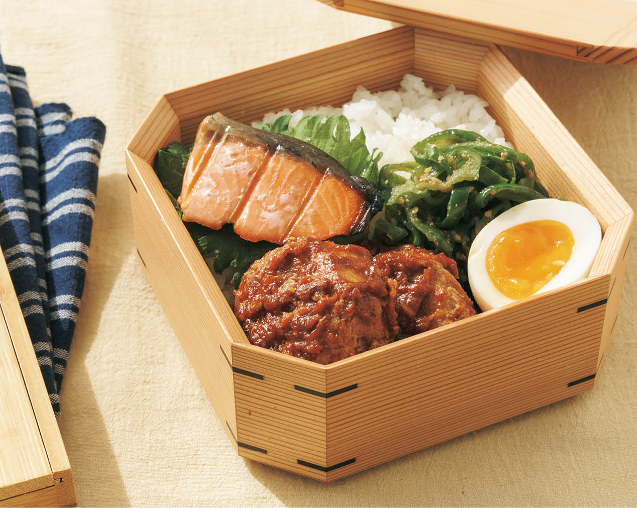 焼きザケとハンバーグの和風弁当