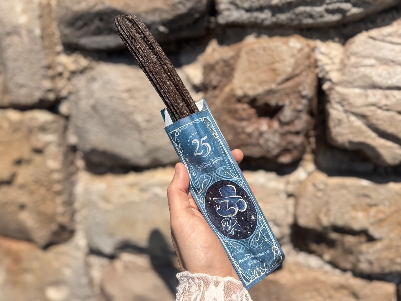 東京ディズニーシー25周年メニュー「ミッキーチュロス（クッキー＆クリーム）」