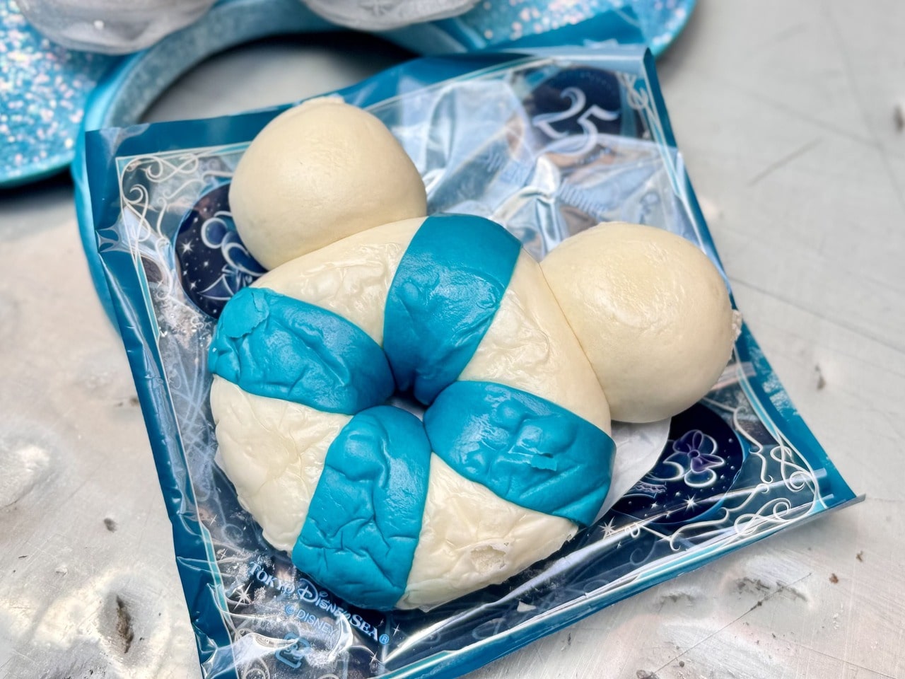 ディズニーシー25周年メニュー「スペシャルうきわまん（エビ＆さつまいも）」