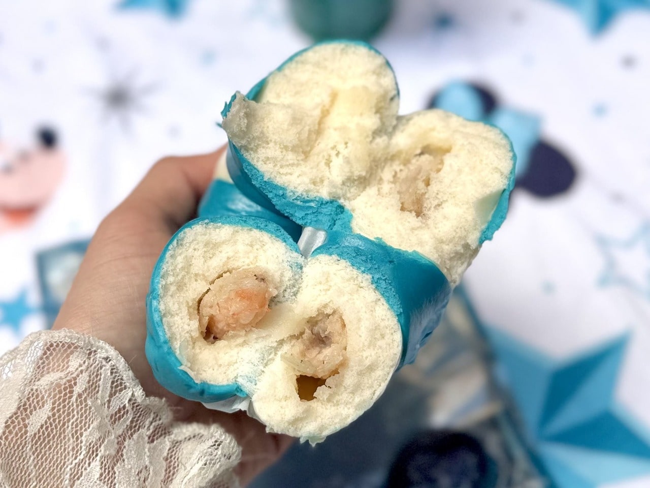 ディズニーシー25周年メニュー「スペシャルうきわまん（エビ＆さつまいも）」うきわ中身