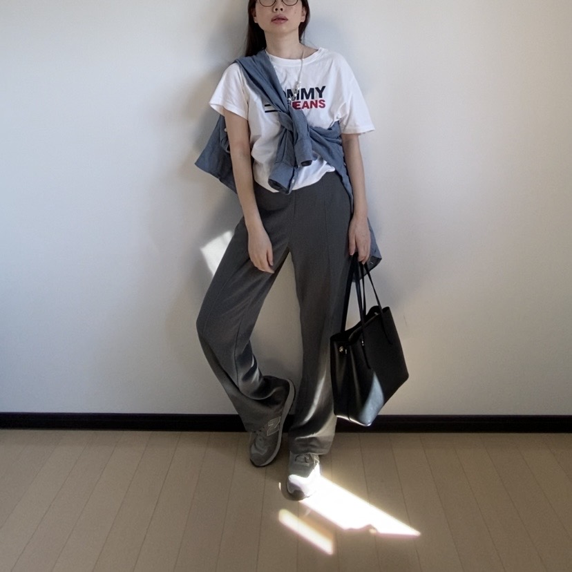 スラックス Tシャツ スニーカー