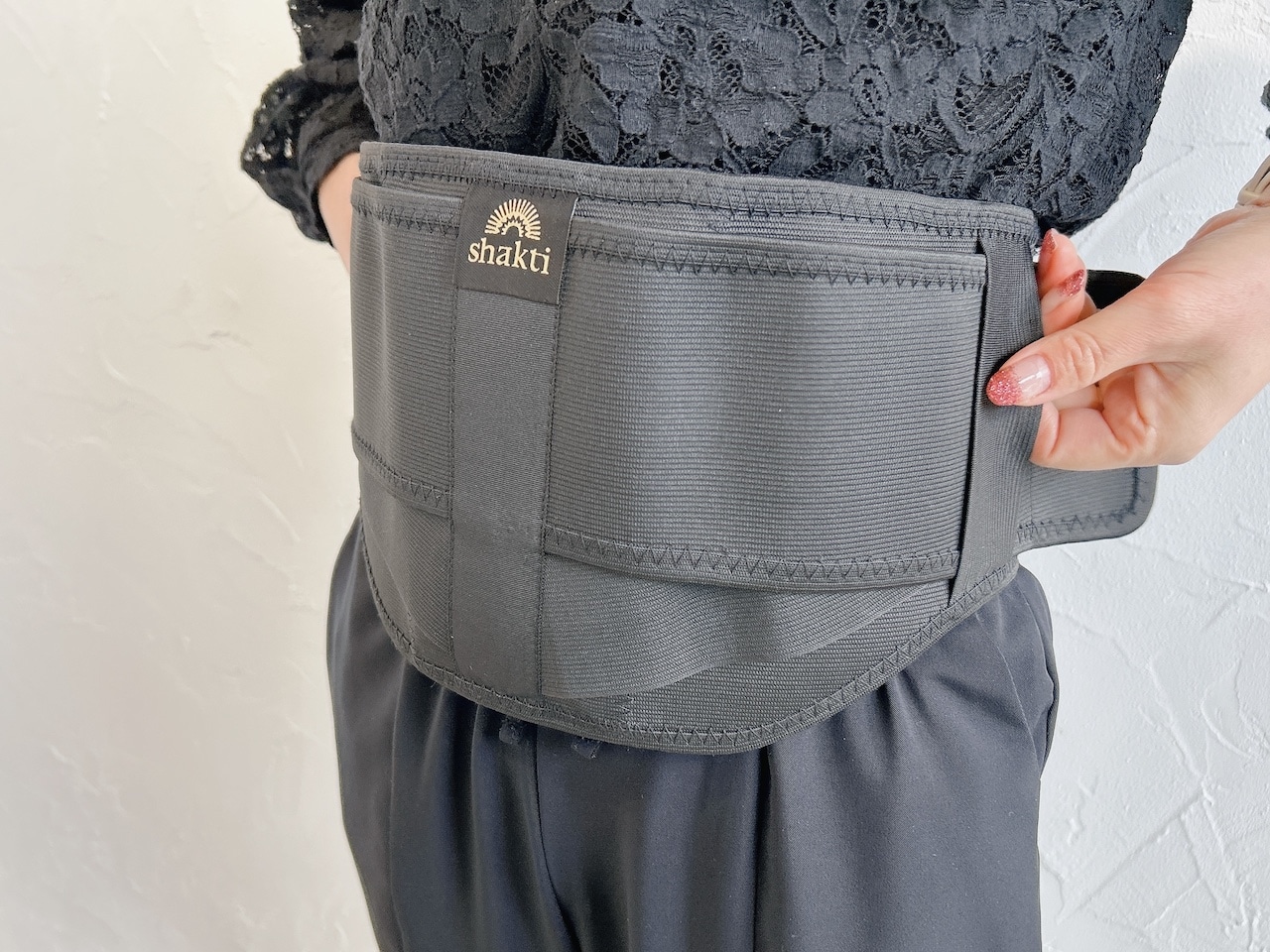 バック＆ベリーバンドをおなかに装着