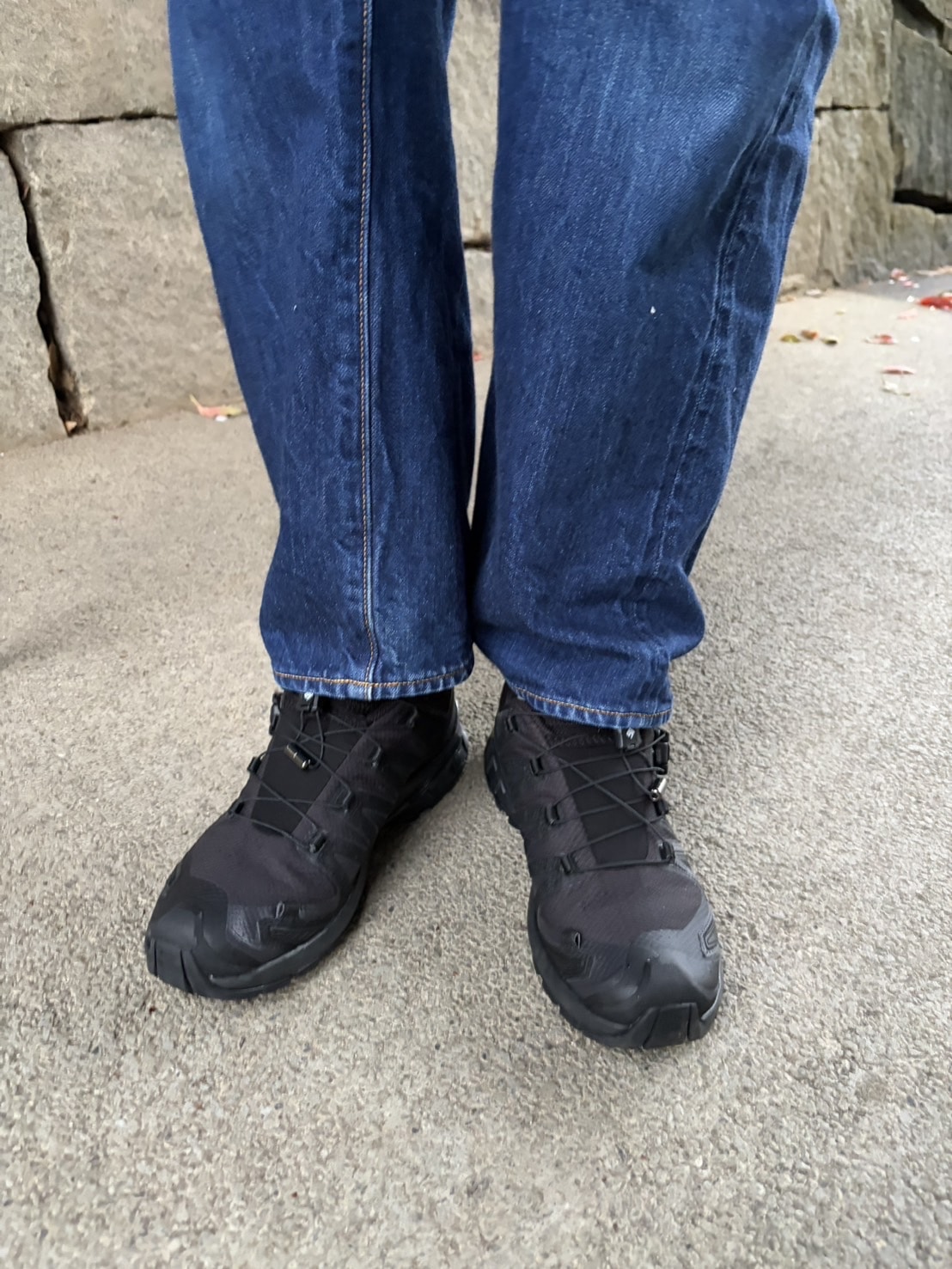 SALOMONのスニーカー、XA PRO 3D V9 GORE-TEX 女性用トレイルランニングシューズ　スタイリスト高橋美帆さん着用 足元寄り（正面）