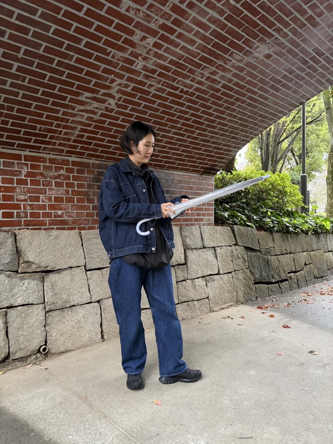 SALOMONのスニーカー、XA PRO 3D V9 GORE-TEX 女性用トレイルランニングシューズ　スタイリスト高橋美帆さん着用 全身