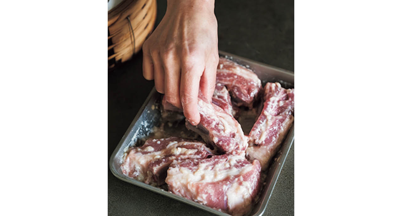 塩麹をもみ込むことで、味がしっかりしみ込むと同時に、豚肉のたんぱく質が分解され、ふんわりした食感に。