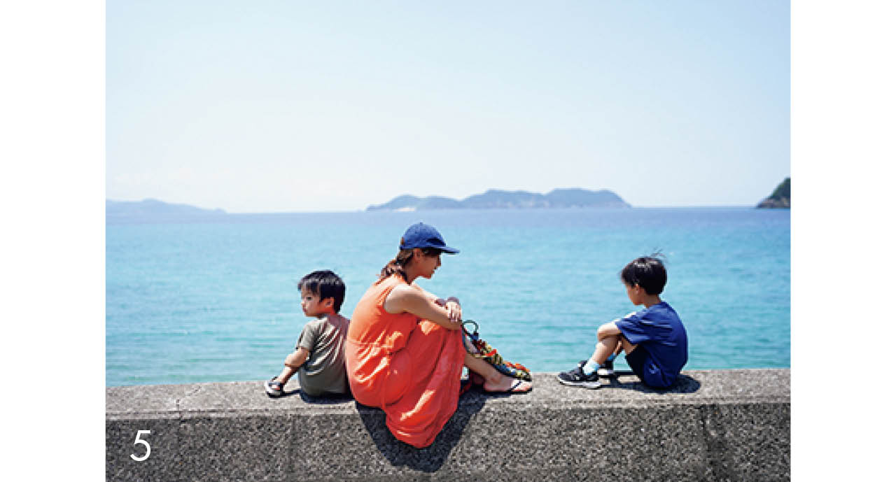 川から流れた水が海へ。真っ青な海に感動!