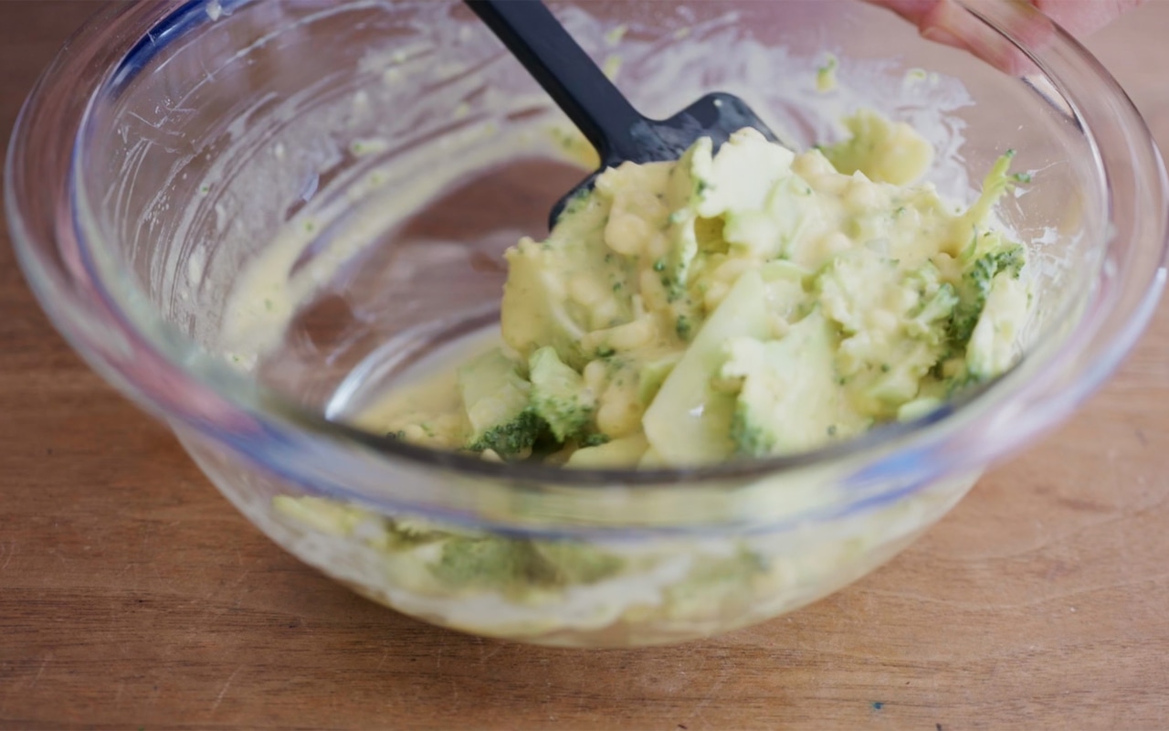 ②に揚げ玉と①のブロッコリーを加え、全体に生地が絡むように混ぜる。