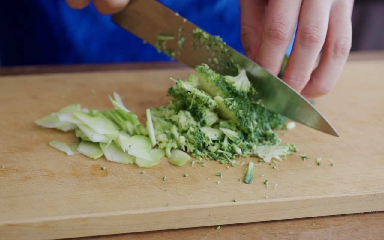 ブロッコリーは茎ごと薄切りに切る。豚バラは５cm程度の長さに切っておく。