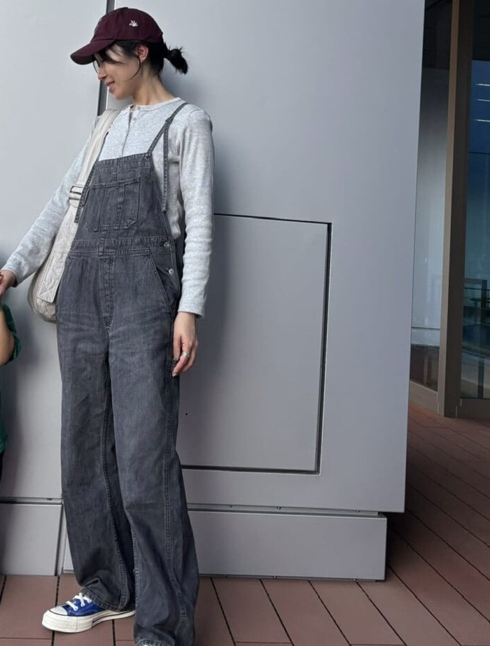 LEE100人隊がユニクロのリブヘンリーネックTを着たところ