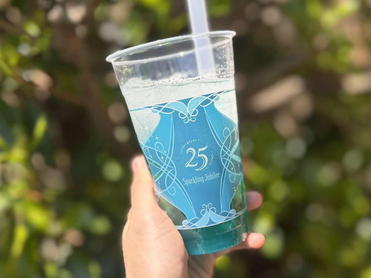 東京ディズニーシー25周年メニュー「スペシャルスパークリングドリンク（キウイ＆ライム）」