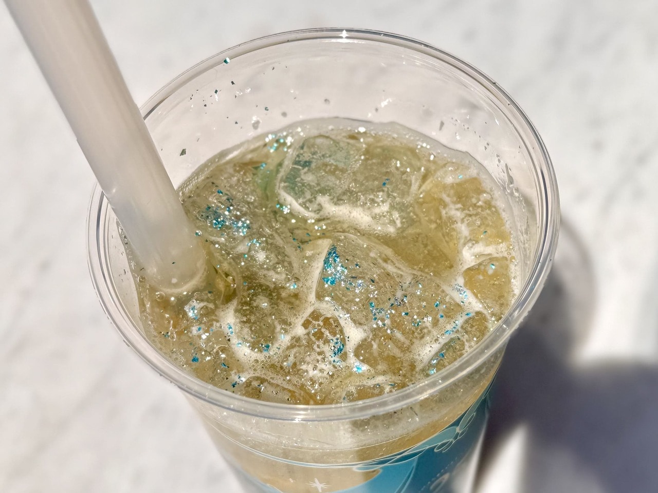 東京ディズニーシー25周年メニュー「スペシャルスパークリングドリンク（レモンティー＆パッションフルーツ）」トッピング