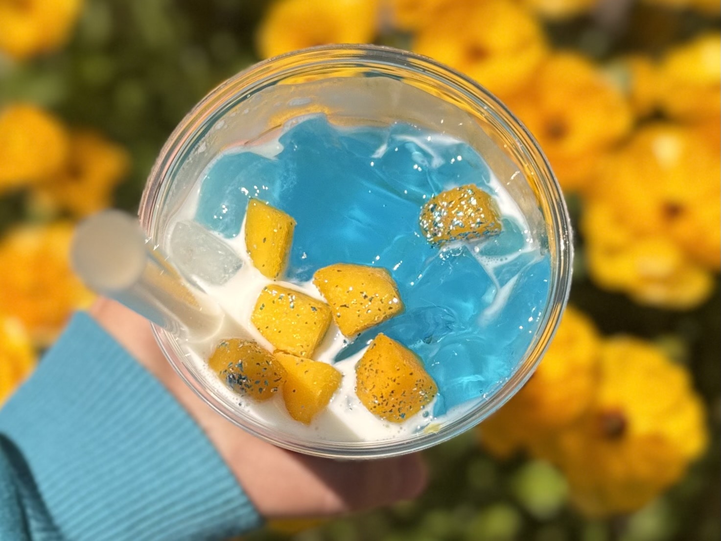 東京ディズニーシー25周年メニュー「スペシャルラッシー（マンゴー＆ブルーゼリー）」トッピング