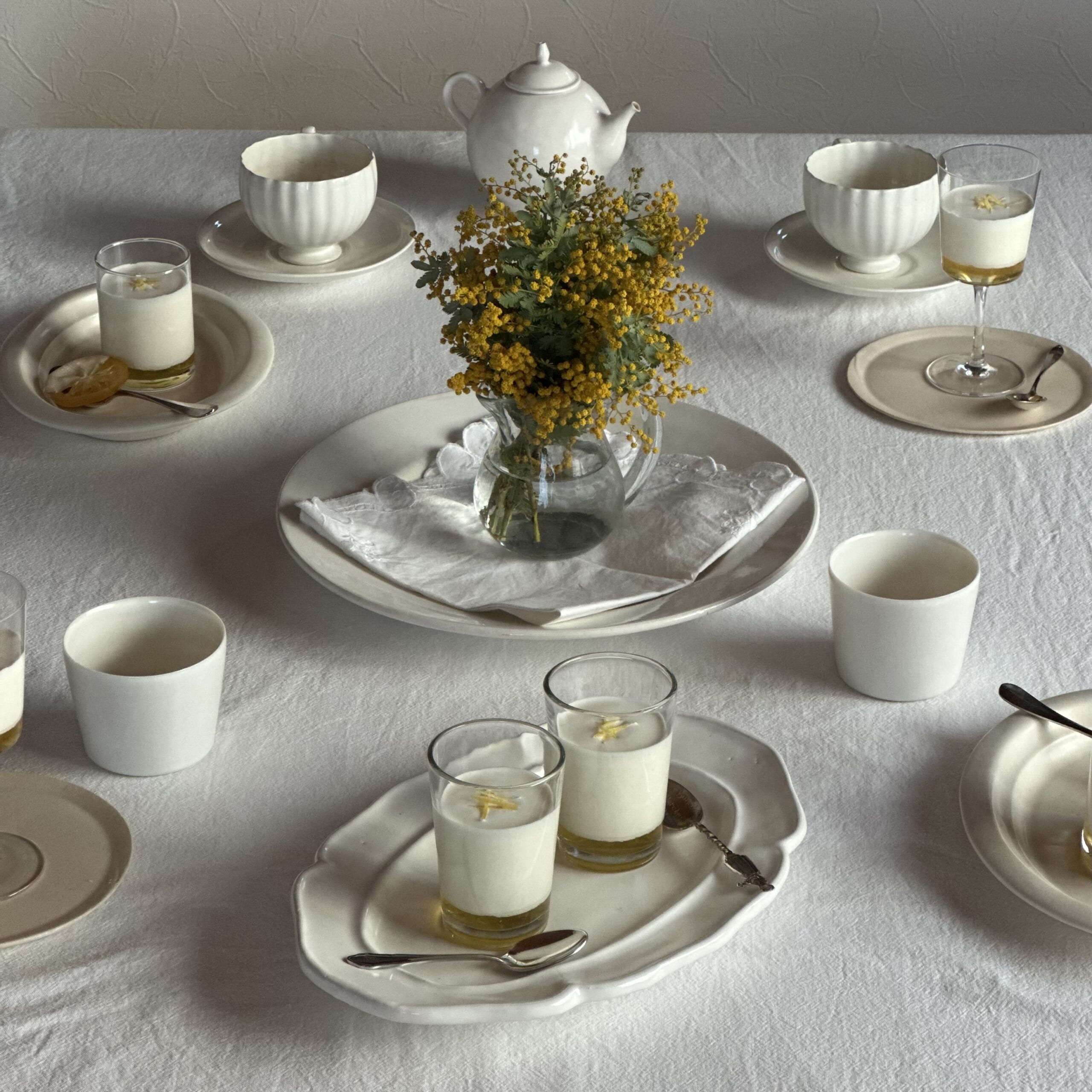 レモンのデザート テーブルコーディネート 白い器