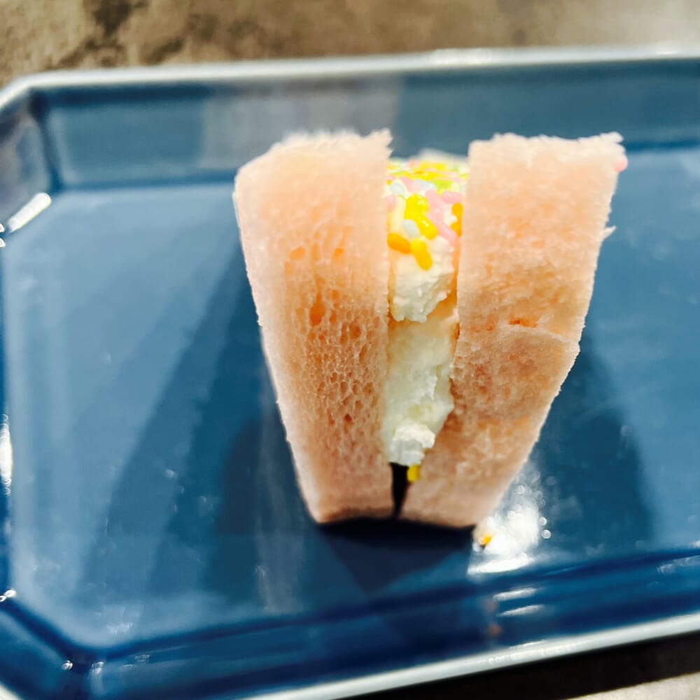 セブンイレブン　よくばりサンドカラーチョコ＆ホイップ