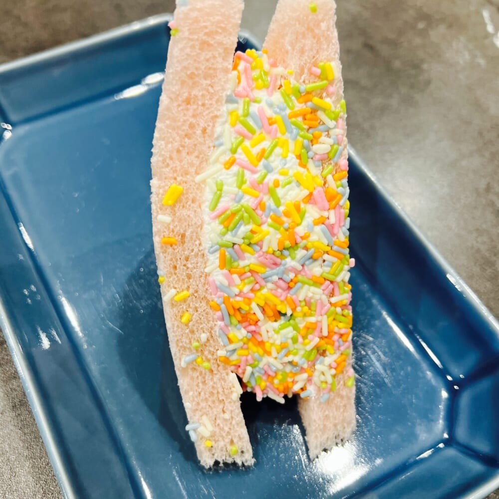 セブンイレブン　よくばりサンドカラーチョコ＆ホイップ