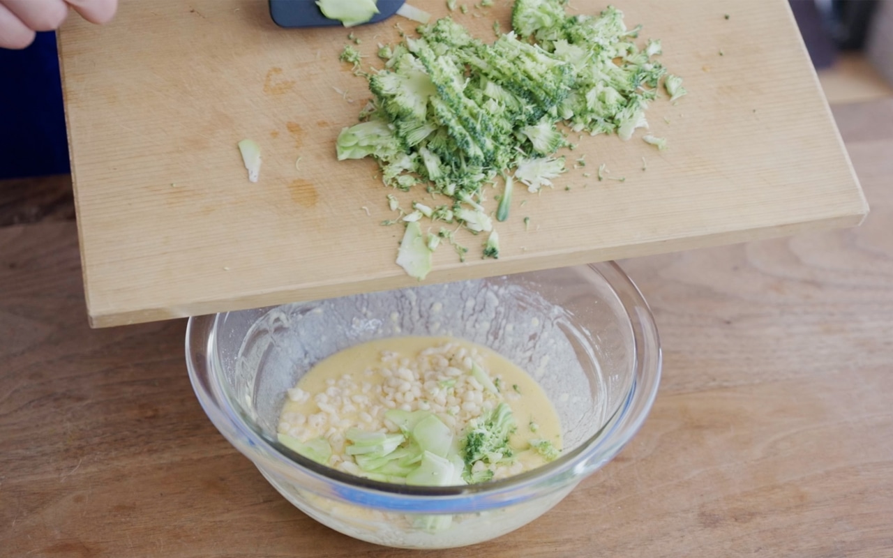 ボウルに卵をいれて溶きほぐし、水とお好み焼き粉を加えてダマがなくなるまで混ぜる