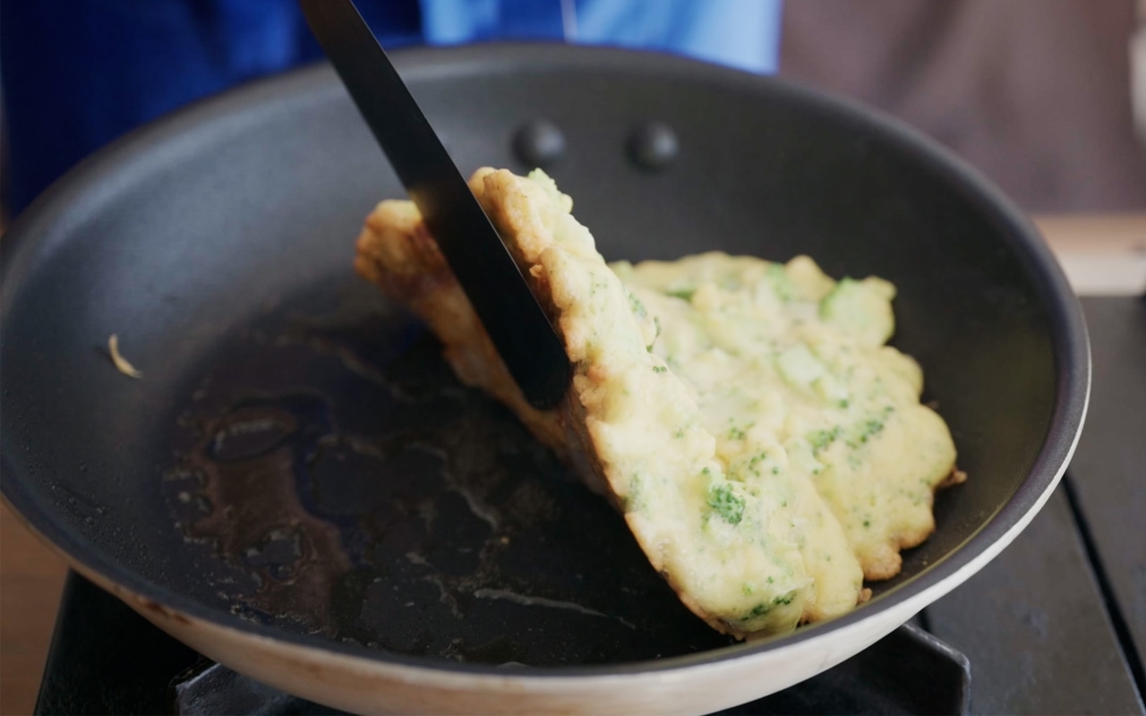 豚肉がカリッと焼けていたら裏返し、さらに蓋をして２〜３分ほど焼く