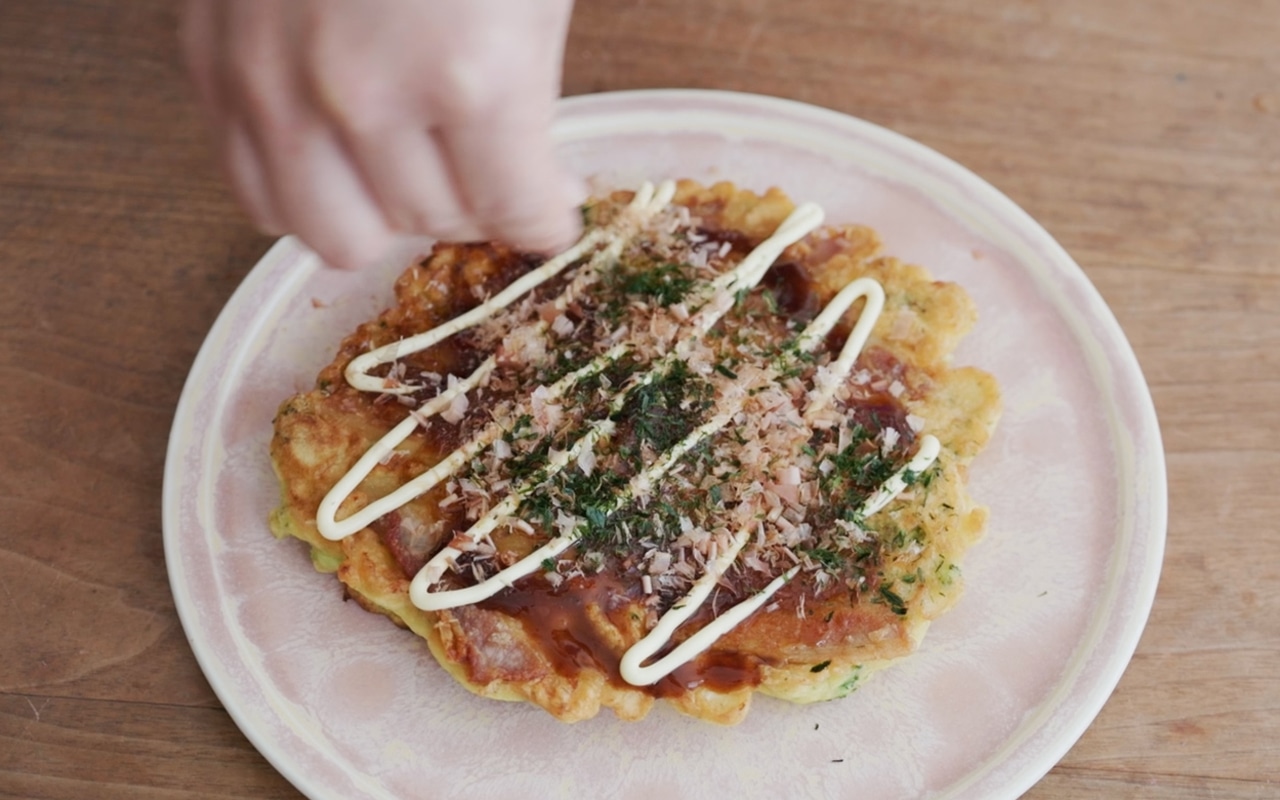 器に盛り付け、ソース、マヨネーズ、青のり、鰹節を好みでかける