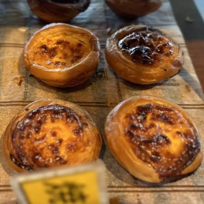 「マリンベーカリー」店内に並ぶエッグタルト