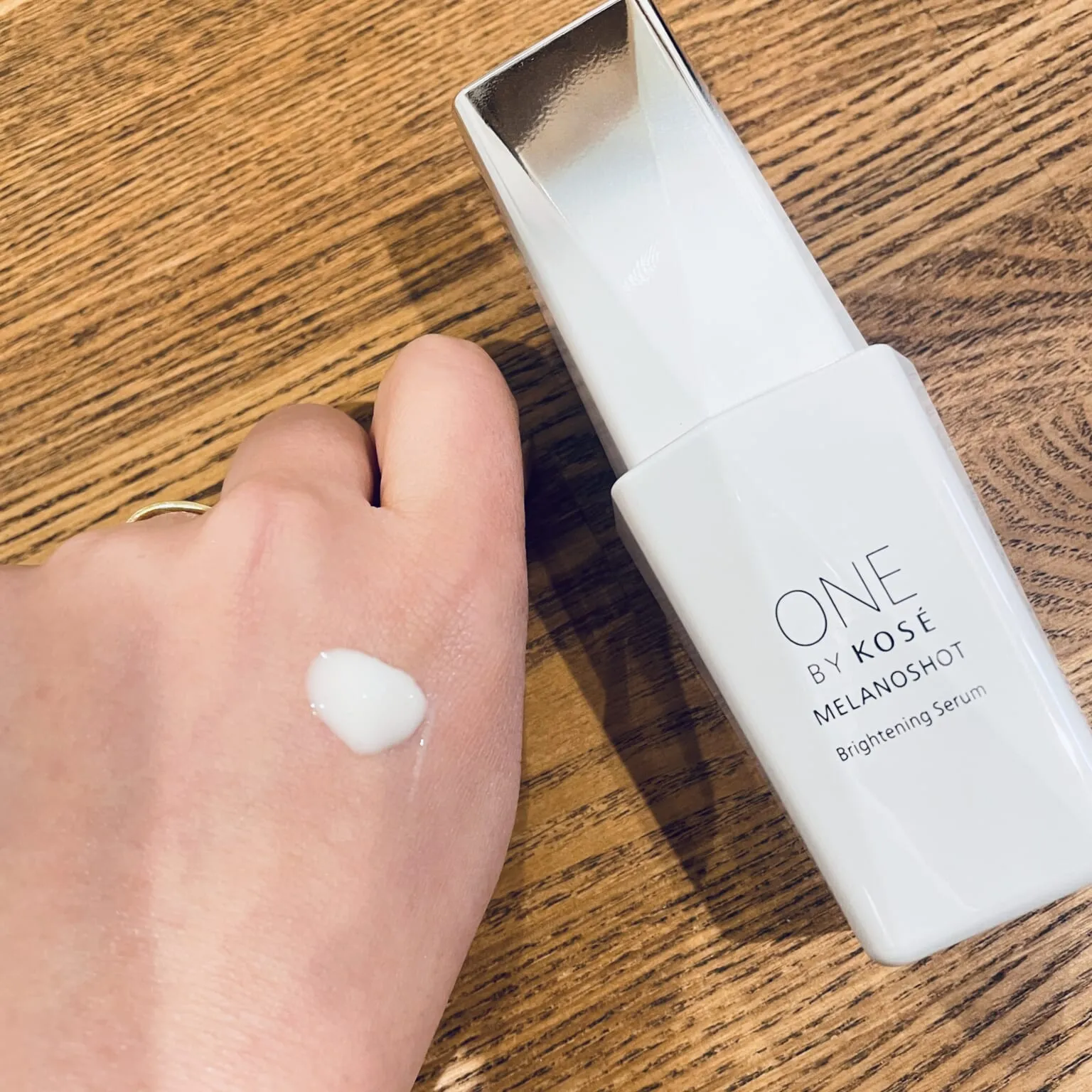 ONE BY KOSE「メラノショット P（ラージサイズ）」腕に出したところ