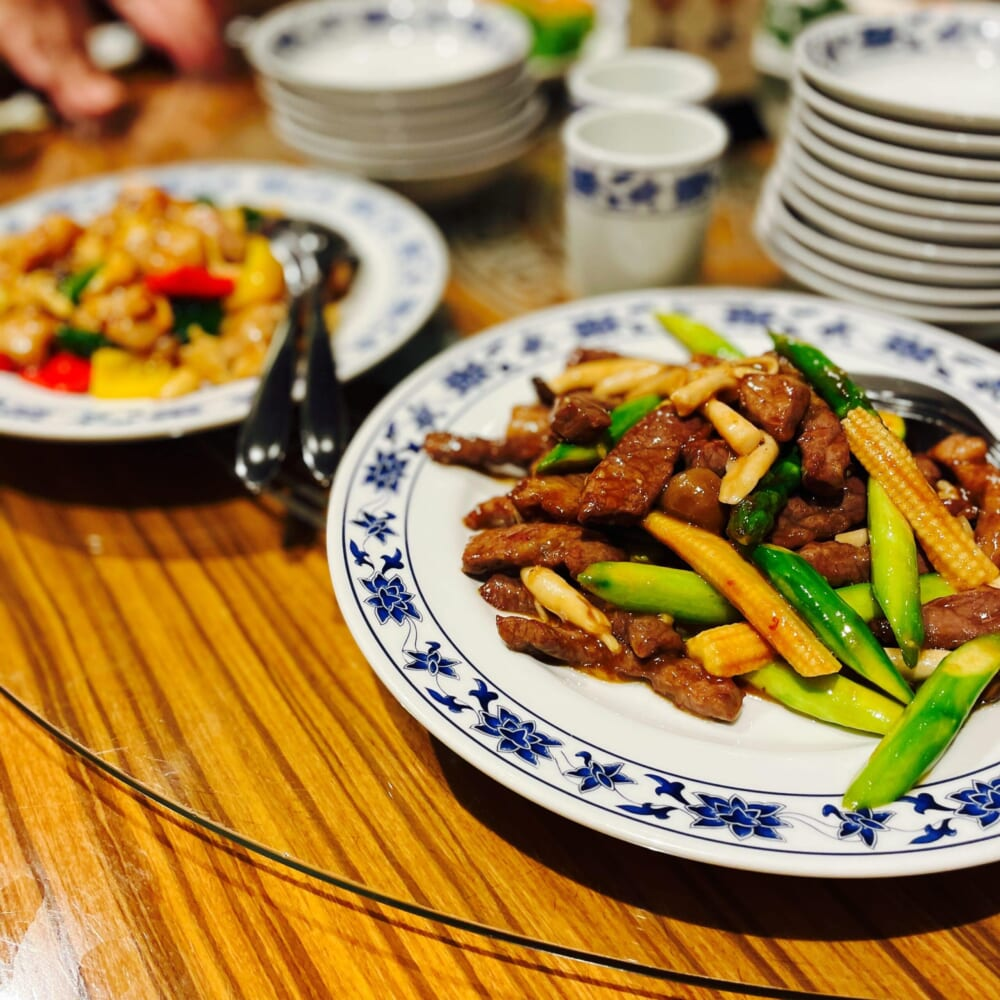 「重慶飯店」牛肉とアスパラの炒め物、鶏肉とカシューナッツの炒め物