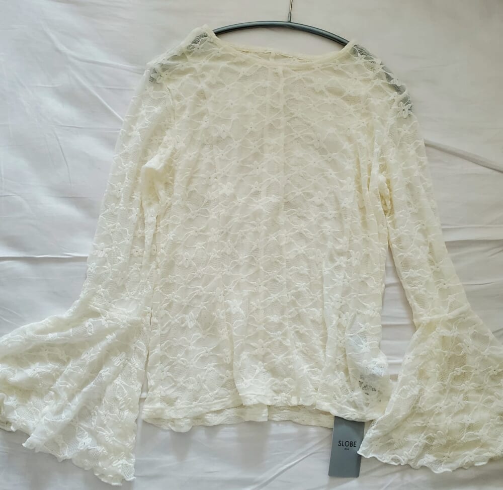 【SLOBE IENA】レーススリーブブラウスの色味