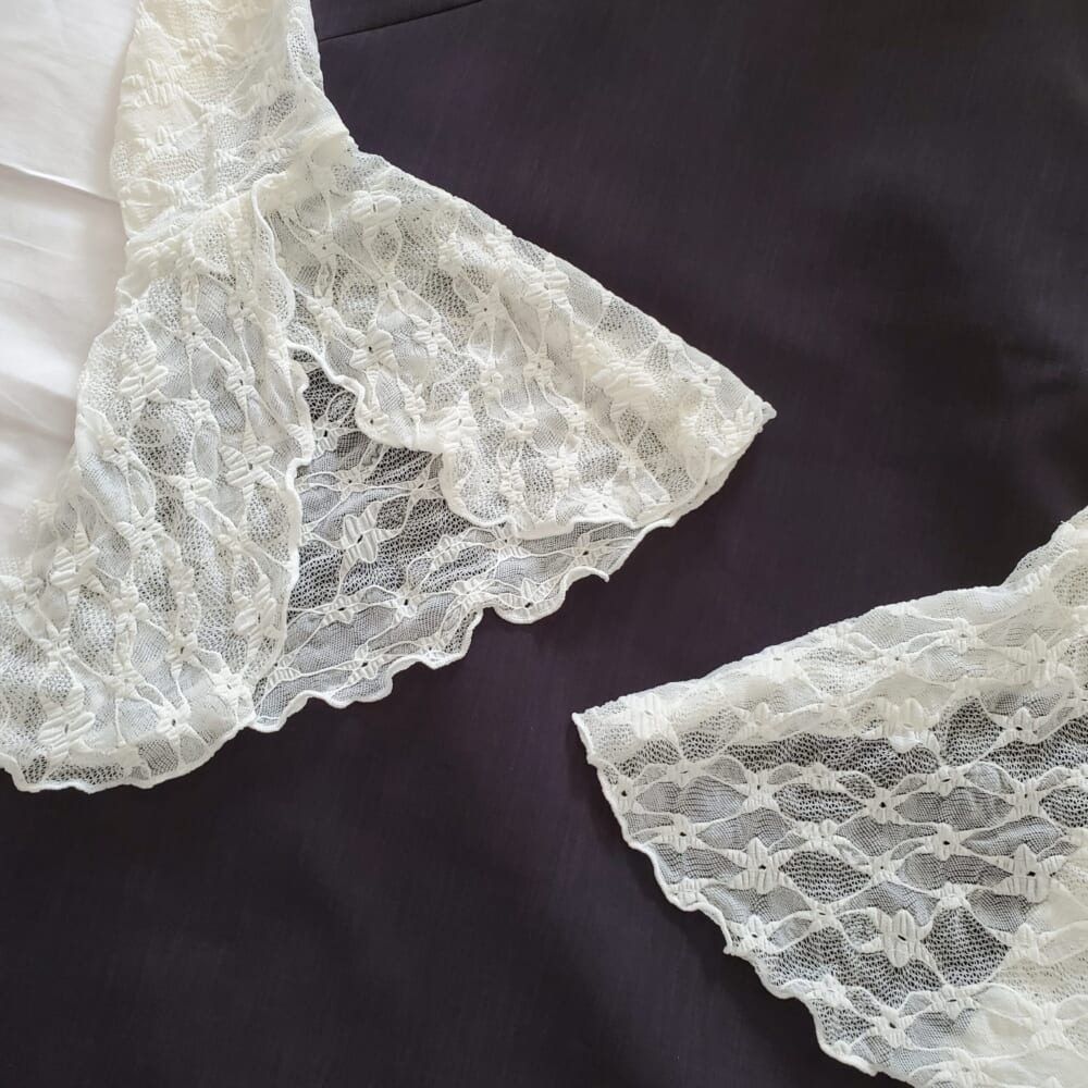 【SLOBE IENA】レーススリーブブラウスのお袖のフレアデザイン