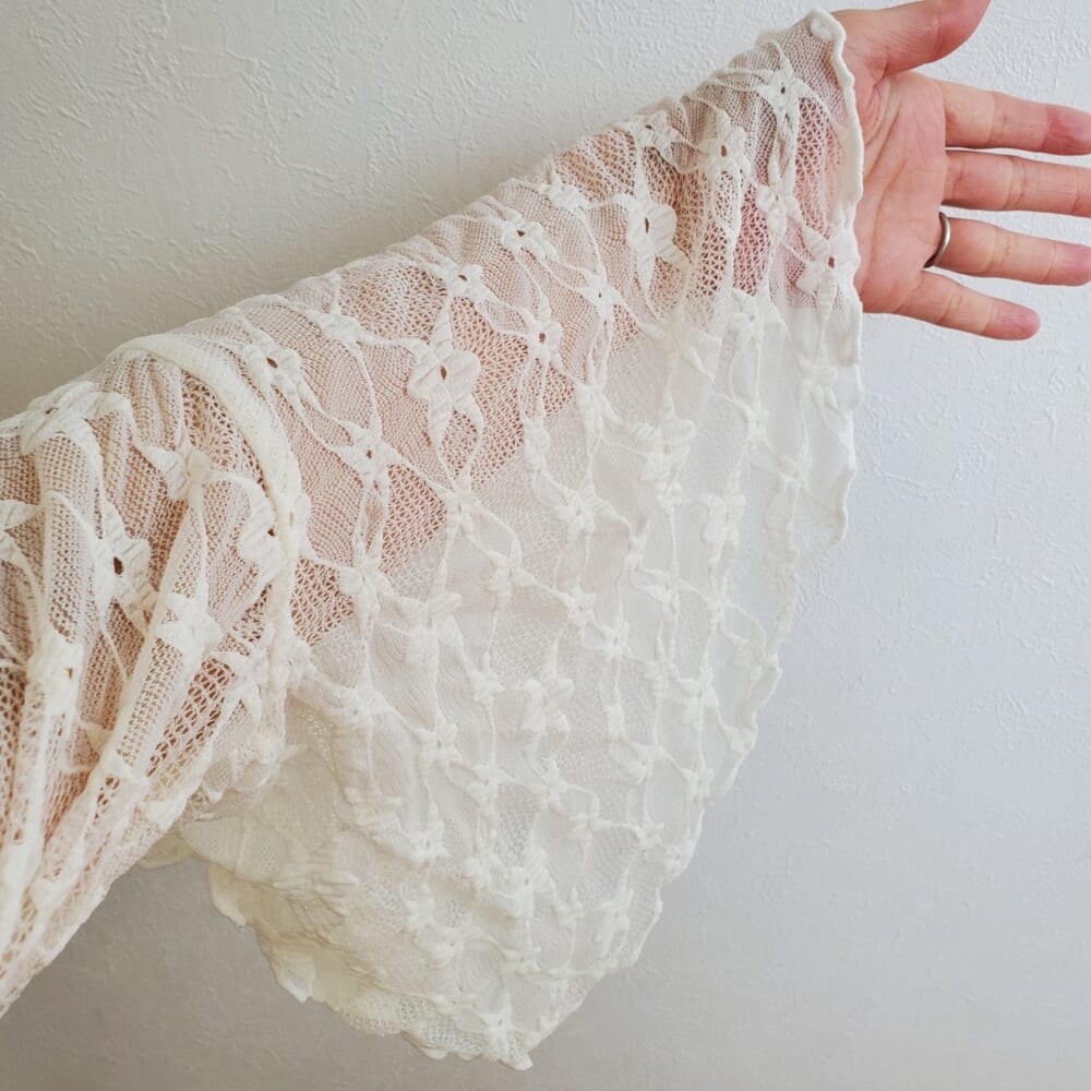 袖のフレアデザイン