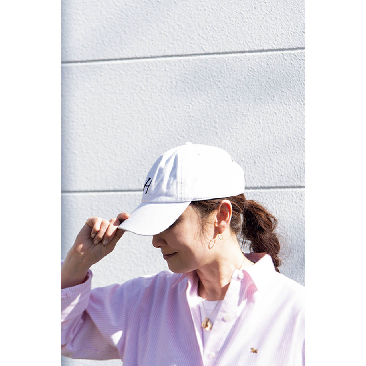 キャップは、「アメリカーナ」とのコラボアイテム。ピンクのシャツは、胸元にもぐちゃんの刺繍入り。ともに「ハグ オー ワー」