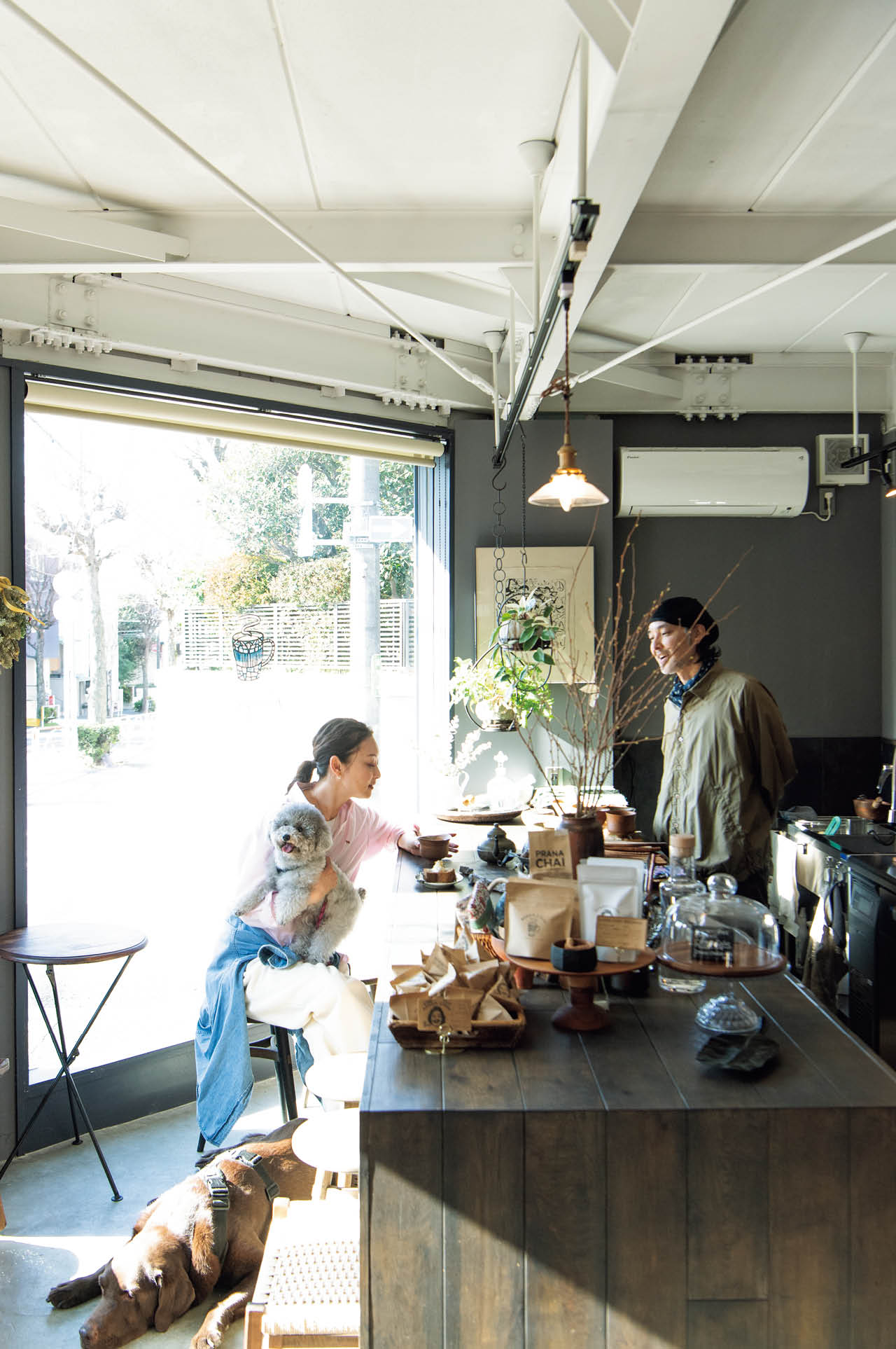 マサさんがブレンドしたチャイセットやリカさんが焼くお菓子を店内で食べることができる。