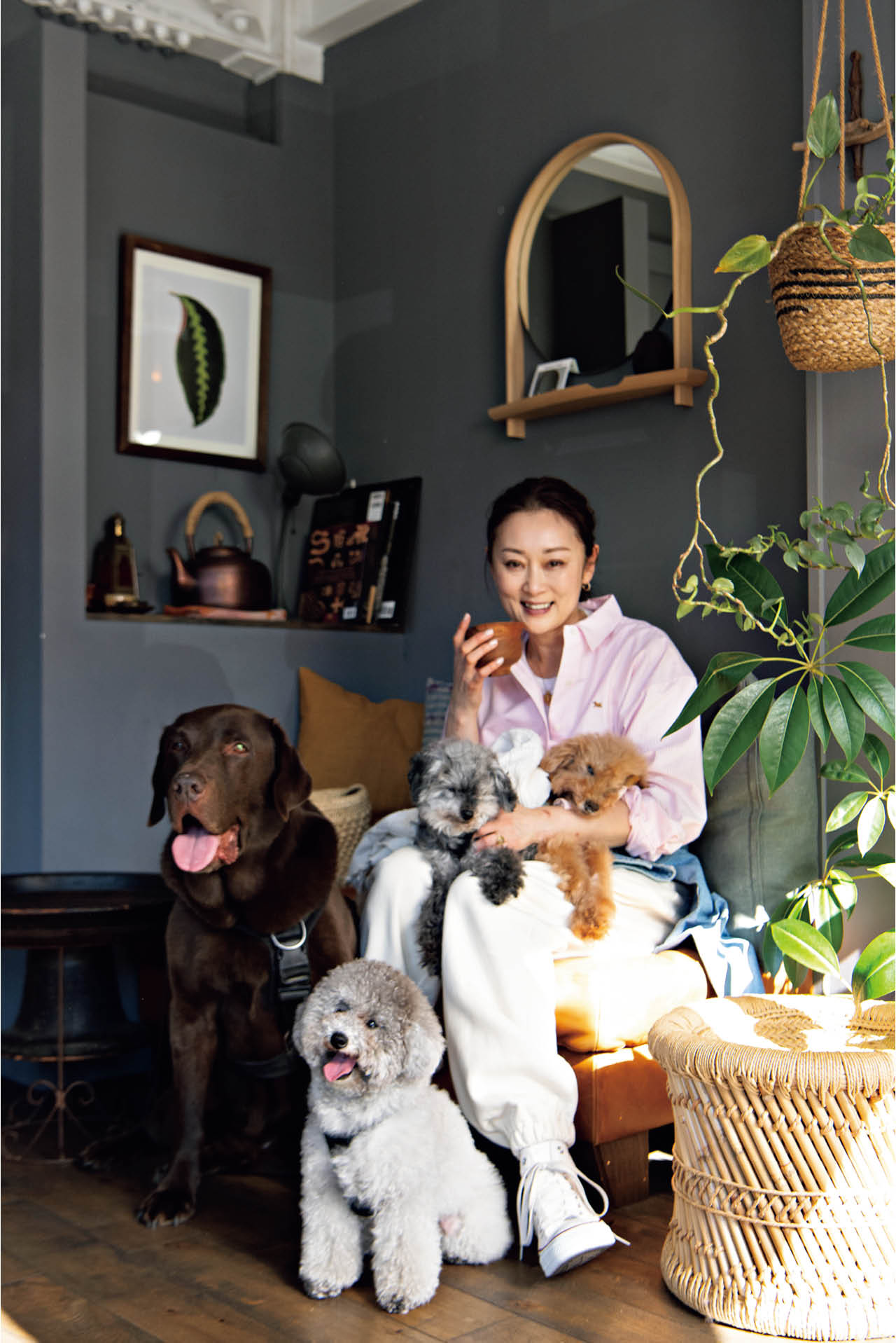 「kephi」のソファ席でチャイを飲みながら。