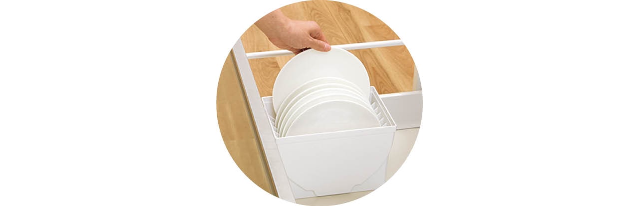 食器を立てて収納できるようになり、見やすいうえに、目当ての皿をワンアクションでサッと取り出せるのが快適